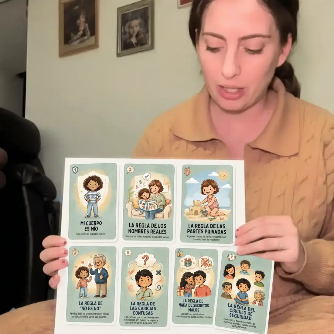 Cristina con su hija sosteniendo las tarjetas de seguridad